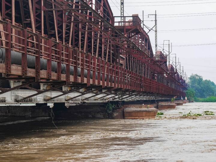 Yamuna's water level again beyond danger mark after 4 days IMD's forcast rain in delhi today Delhi Floods News:  4 दिन बाद यमुना का जल स्तर फिर खतरे के निशान के पार, जानें बारिश के अलावा और क्या है IMD का अलर्ट 
