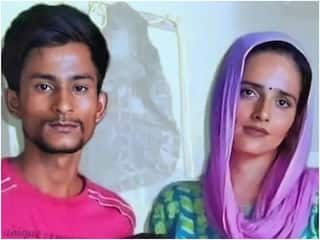 Pakistan Seema Haider: पाकिस्तानी सीमा हैदर प्रेमी संग हुई रोमांटिक, गाल पर किया किस तो सचिन को आई शर्म, Video वायरल