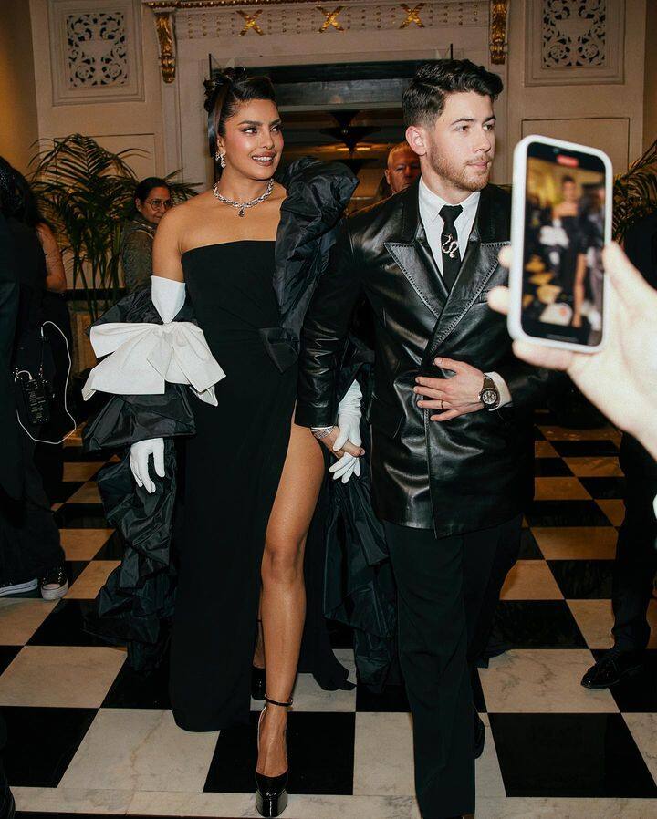 अभिनेत्री लष्करी कुटुंबात वाढली. मॉडेलिंगपासून करिअरची सुरुवात करणारी देसी गर्ल आज ग्लोबल आयकॉन बनली आहे.