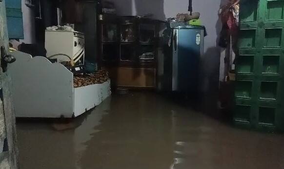 લોકોના ઘરોમાં પાણી ઘુસી ગયા છે. નીચાણવાળા વિસ્તારો પાણીમાં ગરકાવ થયા છે.