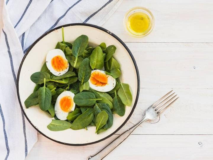 अंडे में कई तरह के पोषक गुण और तत्व होते हैं. आज हम आपको अंडे से बनी सलाद बनाने का तरीका बता रहे हैं. इस बनाने के लिए आपको पालक, परमेसन, नमक, मसाले और उबले हुए आलू चाहिए. इसे आप दोपहर या रात के खाने में खा सकते हैं.