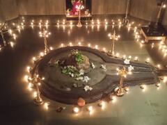 Deep Amavasya : दिव्यांनी कुणकेश्वर मंदिर लख्खं उजळलं, दीप अमावस्येनिमित्त दिव्यांची आकर्षक रोषणाई