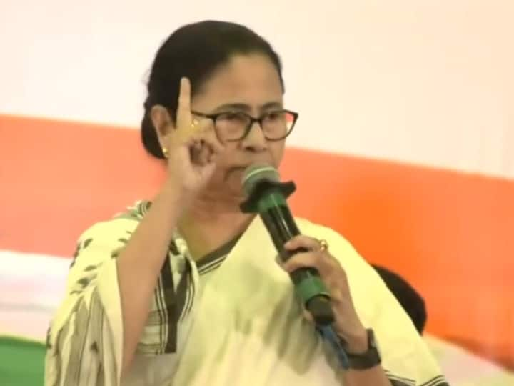 Pointing towards Rahul Gandhi, Mamta Banerjee said, ‘Our favorite…’