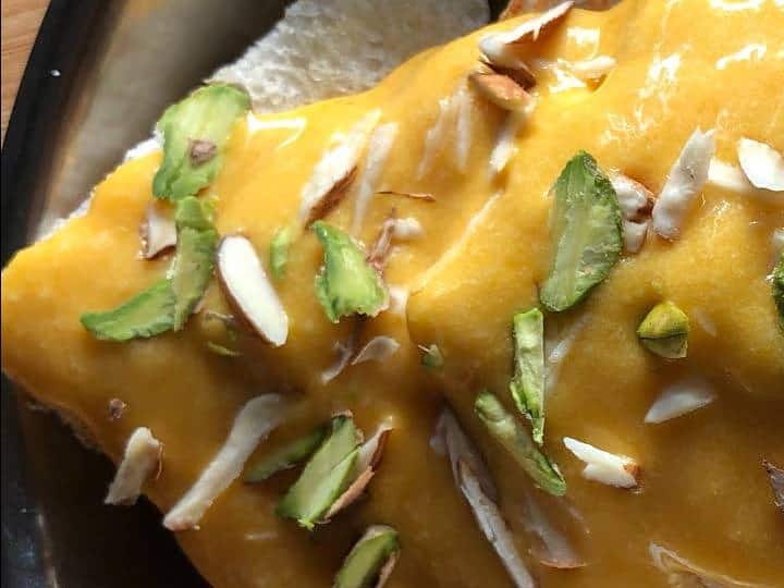 शाही टुकड़ा एक स्वादिष्ट रेसिपी है, जो मिठाई प्रेमियों के लिए एक शानदार रेसिपी है. इस पारंपरिक शाही टुकड़ा रेसिपी को घर पर बनाने की एक सरल विधि यहां दी गई है. एक सॉस पैन लें और इसमें चीनी के साथ पानी गर्म करें, जब चीनी घुल जाए तो इसमें केसर के धागे डालें। इसे तब तक उबलने दें, जब तक कि चाशनी दो तार की स्थिरता प्राप्त न कर ले। जब चाशनी थोड़ी गाढ़ी हो जाए तो आंच बंद कर दें और इसे एक तरफ रख दें.