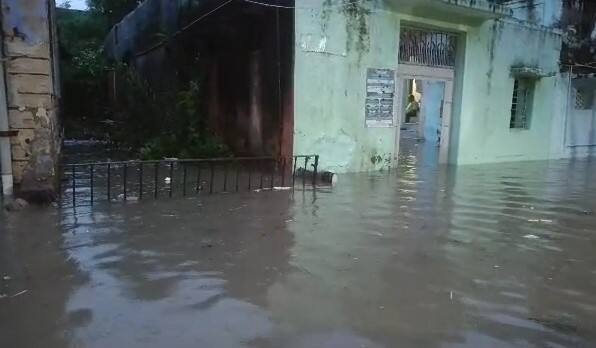 રાજકોટના ધોરાજીમાં 10 ઈંચ વરસાદથી સર્વત્ર જળબંબાકારની સ્થિતિ સર્જાઈ છે.