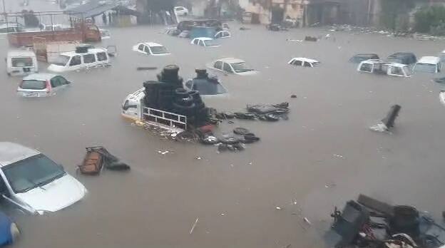 રાજકોટના ધોરાજીમાં બારે મેઘ ખાંગા થયા હતા. ધોરજીમાં અનરાધર વરસાદ પડ્યો છે. 10 ઈંચ વરસાદ ખાબકતા જ્યાં જુઓ ત્યાં પાણી જ પાણી જોવા મળે છે. શહેરમાં જળબંબાકારની સ્થિતિ સર્જાઈ છે.