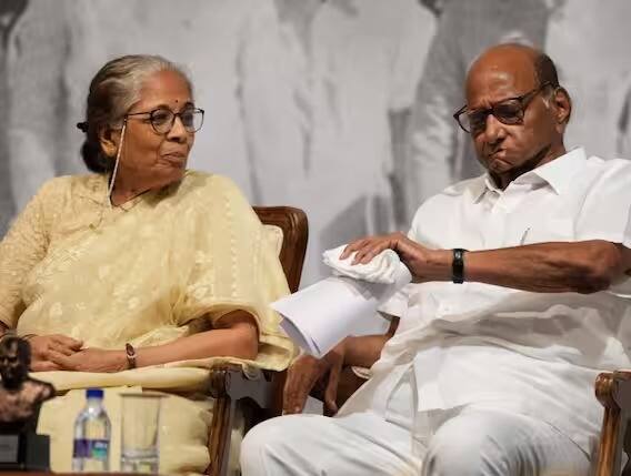 खातेवाटप जाहीर होताच त्याच दिवशी संध्याकाळी अजित पवार थेट सिल्वर ओकवर पोहोचले. त्यावेळी राजकीय वर्तुळात चर्चांना उधाणं आलं होतं. मात्र, शरद पवार यांच्या पत्नी आणि अजित पवार यांच्या काकी प्रतिभा पवार यांना भेटण्यासाठी अजित पवार सिल्वर ओकवर दाखल झाले होते. गेल्या चार दिवसांत तब्बल तीन वेळा अजित पवारांनी शरद पवारांची भेट घेतली.