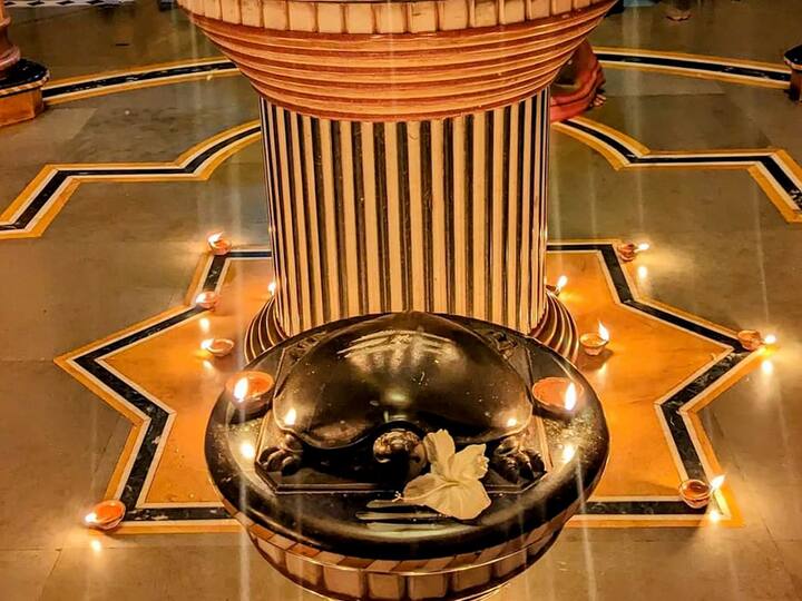 दीप अमावस्येच्या पार्श्वभूमीवर मंदिराच्या गाभाऱ्यात आणि पिंडीभोवताली दिव्यांची आकर्षक आरास करण्यात आली होती.