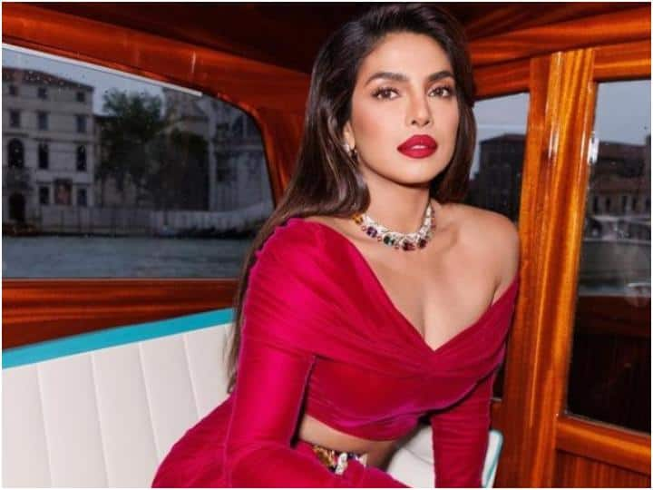 Priyanka Chopra: प्रियंका चोपड़ा ने देश ही नहीं विदेश में भी अपनी अदाकारी का लोहा मनवाया है. वहीं एक्ट्रेस एक बार रंगे हाथों बॉयफ्रेंड के साथ पकड़ी गई थीं. चलिए जानते हैं ये किस्सा क्या है?