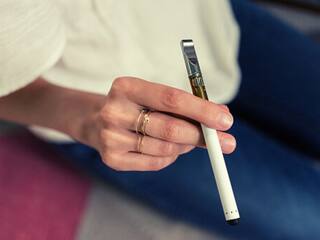 E-cigarette health risks: શું હોય છે ઈ-સિગારેટ, જાણો આ નોર્મલ સિગારેટથી કેટલી ખતરનાક?