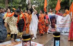 Kirit Somaiya : किरीट सोमय्यांच्या व्हायरल व्हिडीओ प्रकरणी ठाकरे गटाच्या महिला आक्रमक; फोटोवर फेकला चिखल