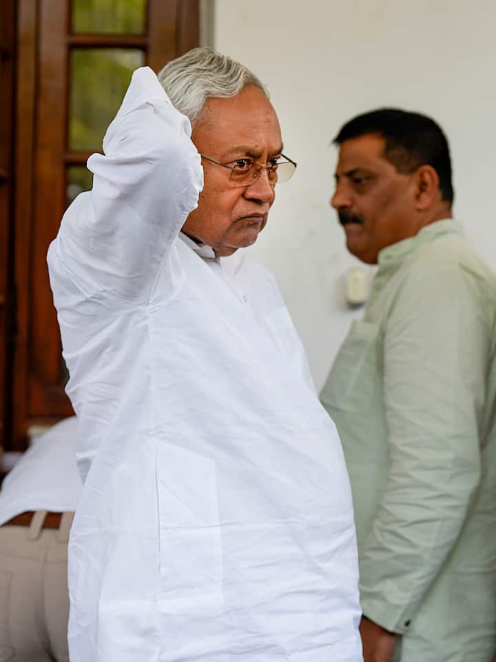 वहीं 14 फीसदी लोगों ने बिहार के सीएम नीतीश कुमार को विपक्ष का चेहरा माना है. नीतीश कुमार के पास राजनीति का लंबा अनुभव है. वो बिहार के सीएम हैं और मौजूदा वक्त में विपक्ष को एकजुट करने में सक्रिय भूमिका भी निभा रहे हैं.