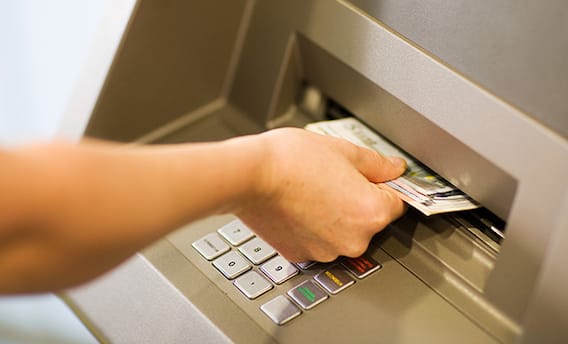 ATM-এ আটকে টাকা, অথচ খালি হয়েছে ব্যাঙ্ক অ্যাকাউন্ট! কী করবেন?