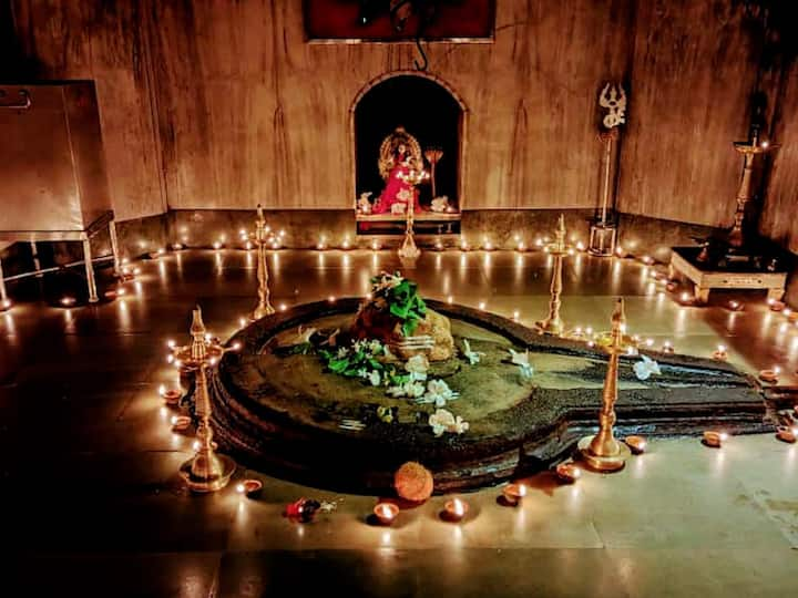 दीप अमावस्येच्या पार्श्वभूमीवर मंदिराच्या गाभाऱ्यात आणि पिंडी सभोवताली दिव्यांची आकर्षक आरास करण्यात आली होती.