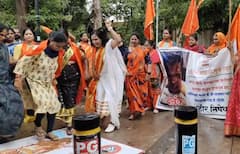 Kirit Somaiya : किरीट सोमय्यांच्या व्हायरल व्हिडीओ प्रकरणी ठाकरे गटाच्या महिला आक्रमक; फोटोवर फेकला चिखल