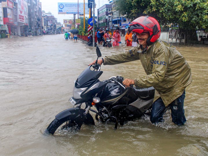 Gujarat Rain: सूरत में आफत बना मानसून, झमाझम बारिश के बीच सड़कों पर थमे वाहनों के पहिए, घुटनों तक भरा पानी Surat Rain update IMD Alert Water has been filled up to knees Heavy flooding occurred in Libayat Mithi Bay area Gujarat Rain: सूरत में आफत बना मानसून, झमाझम बारिश के बीच सड़कों पर थमे वाहनों के पहिए, घुटनों तक भरा पानी