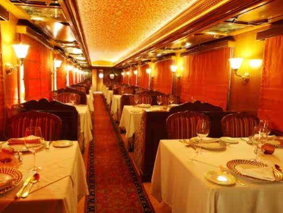 ਮਹਾਰਾਜਾ ਐਕਸਪ੍ਰੈਸ ਭਾਰਤ ਦੀਆਂ ਸਭ ਤੋਂ ਮਹਿੰਗੀਆਂ ਟਰੇਨਾਂ ਵਿੱਚੋਂ ਇੱਕ ਹੈ। ਇਹ ਟ੍ਰੇਨ ਲਗਭਗ 12 ਸਥਾਨਾਂ ਦੀ ਯਾਤਰਾ ਕਰਦੀ ਹੈ ਅਤੇ ਅਕਤੂਬਰ ਤੋਂ ਅਪ੍ਰੈਲ ਦੇ ਵਿਚਕਾਰ ਚਲਦੀ ਹੈ। ਇਸ ਵਿੱਚ ਜ਼ਿਆਦਾਤਰ ਸਥਾਨ ਰਾਜਸਥਾਨ ਵਿੱਚ ਸਥਿਤ ਹਨ। ਰੇਲਗੱਡੀ ਵਿੱਚ 4 ਦਿਨ ਅਤੇ 3 ਰਾਤਾਂ ਲਈ ਇੱਕ ਵਿਅਕਤੀ ਲਈ ਡੀਲਕਸ ਕੈਬਿਨ ਦਾ ਕਿਰਾਇਆ ਲਗਭਗ 2,80,000 ਰੁਪਏ ਹੈ। ਜੇਕਰ ਤੁਸੀਂ ਪ੍ਰੈਜ਼ੀਡੈਂਸ਼ੀਅਲ ਸੂਈਟ ਬੁੱਕ ਕਰਦੇ ਹੋ, ਤਾਂ ਕਿਰਾਇਆ $12,900 ਤੱਕ ਜਾਂਦਾ ਹੈ।