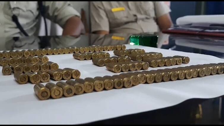 99 Bullets Recovered By Police From Indo Bangladesh Border Area Near Bangaon With The Help Of Two Suspected Smugglers North 24 Parganas:চোরাকারবারি সন্দেহে ধৃত ২ জনকে সঙ্গে নিয়ে সীমান্ত থেকে ৯৯টি গুলি উদ্ধার পুলিশের