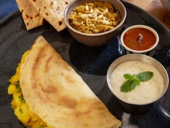 एक डोसा तवा को मध्यम आंच पर गर्म करें. उस पर एक करछुल भर बैटर डालें और समान रूप से फैलाएं. किनारों पर थोड़ा सा तेल छिड़कें. एक चम्मच अंडा डालें और इसे डोसे पर फैलाएं. जब अंडा पक जाए तो उस पर मटन की एक परत बिछाएं और मोड़ें. टुकड़ों में काट कर परोसें.