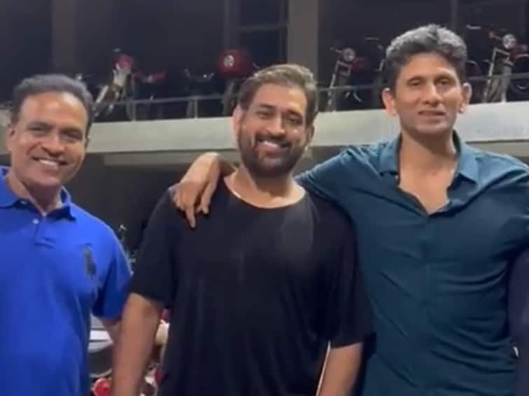 MS Dhoni Huge Collection Of Bikes Leaves Venkatesh Prasad In Awe Sakshi Asks What Was The Need Dhoni Bike Collection: ఇంట్లోనే బైక్ షోరూమ్ పెట్టిన ధోని - వీడియో చూస్తే వావ్ అనాల్సిందే!