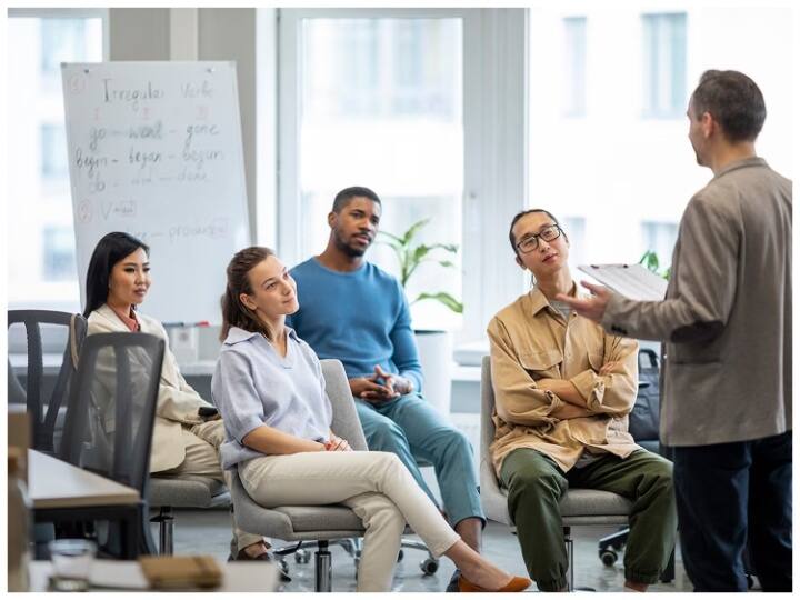 Importance of communication skills in job and in business know how to speak properly and make impression बिजनेस करें या जॉब, बातचीत की कला आती है तो आप हिट हैं! इन टिप्स की मदद से खुद को बनाएं स्मार्ट