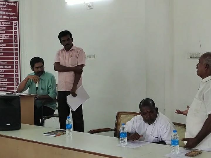 Karur: திட்டப் பணிகளை விரைந்து முடிக்காவிட்டால் பதவி ராஜினாமா; கரூரில் திமுக கவுன்சிலர்களால் பரபரப்பு