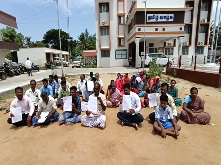 பூம்புகாரில் மதம் மாறியதால் ஊரைவிட்டு ஒதுக்கப்பட்ட குடும்பங்கள் - ஆட்சியர் அலுவலகத்தில் தர்ணா