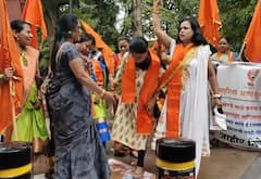 Kirit Somaiya : किरीट सोमय्यांच्या व्हायरल व्हिडीओ प्रकरणी ठाकरे गटाच्या महिला आक्रमक; फोटोवर फेकला चिखल