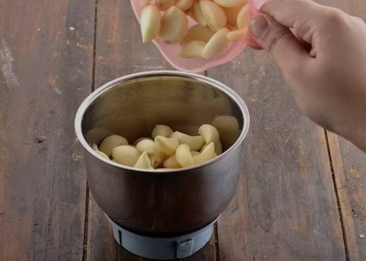 चटणी बनवण्यासाठी प्रथम लसणाच्या पाकळ्या सोलून साफ करा आणि मिक्सरच्या भांड्यात टाका.