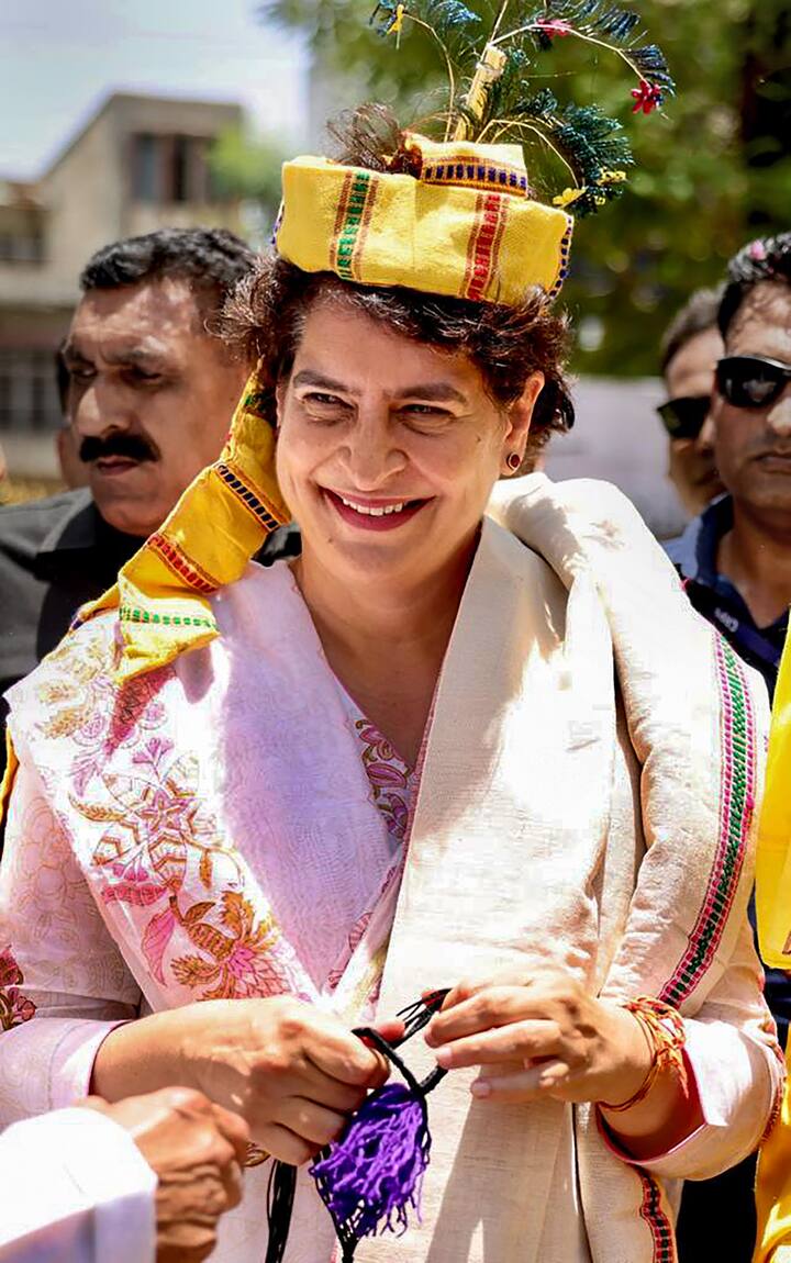 सीवोटर के इस सवाल के जवाब में 33 फीसदी लोगों ने कहा कि प्रियंका गांधी को आगे करना चाहिए. बता दें कि प्रियंका गांधी ने अब तक कोई चुनाव नहीं लड़ा है. हालांकि, कर्नाटक में हुए विधानसभा चुनावों में वो बेहद सक्रिय रहीं. जीत में उनकी भूमिका अहम रही है.