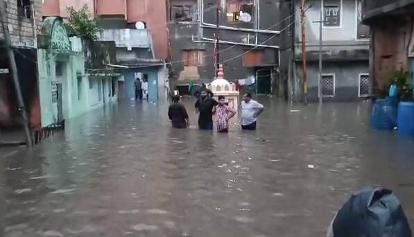 શાક માર્કેટ વિસ્તારમાં પણ ગોઠણ સુધીના પાણી ભરાઈ ગયા છે.ધોરાજીમાં આભ ફાટ્યુ હોય તેવી સ્થિતિ છે. જ્યાં જુઓ ત્યાં પાણી પાણી જોવા મળે છે.