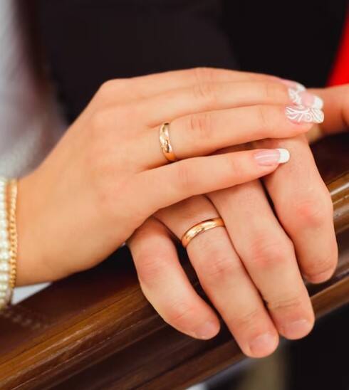 ਲੋਕ ਵਿਆਹ ਦੀ ਅੰਗੂਠੀ ਆਪਣੇ ਹੱਥ ਦੀ ਦੂਜੀ ਉਂਗਲੀ 'ਚ ਕਿਉਂ ਪਾਉਂਦੇ ਨੇ