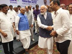 NDA की बैठक की तस्वीरें आई सामने, गठबंधन के नेताओं से यूं मिले पीएम मोदी, चिराग पासवान को लगाया गले