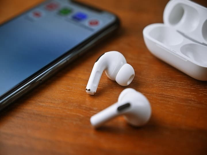 वायरलेस इयरबड्स (Wireless Earbuds) की दुनिया बड़ी है. अगर आप 5000 रुपये से कम के बजट में इयरबड खरीदना चाहते हैं तो शानदार साउंड क्वालिटी और स्मार्ट फीचर्स वाले कुछ मॉडल हैं जो आप पसंद कर सकते हैं.