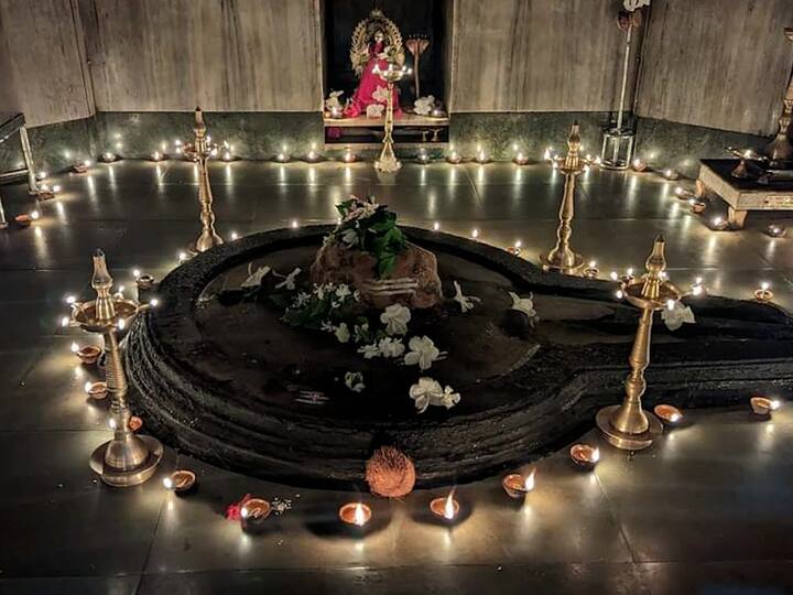 दक्षिण कोकणची काशी म्हणून कुणकेश्वर मंदिराची कोकणात ओळख आहे.