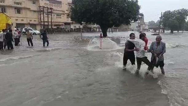 Gujarat Rain: રાજકોટના ધોરાજીમાં આભ ફાટ્યું, 9 ઈંચ વરસાદ ખાબકતા શહેર બેટમાં ફેરવાયું
