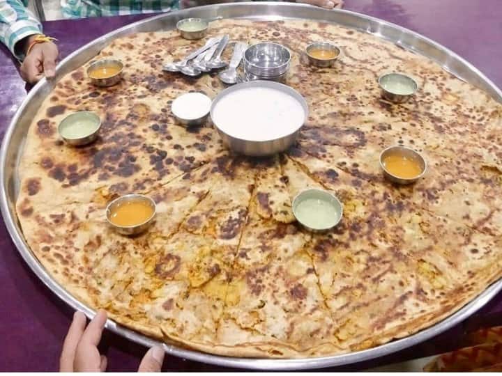 haryana rohtak biggest parantha of india eats 3 paratha at a time gets rewards कभी देखा है 2Kg, 28 इंच का पराठा? पूरा खाने में बड़े-बड़े तुर्रम खां भी फेल