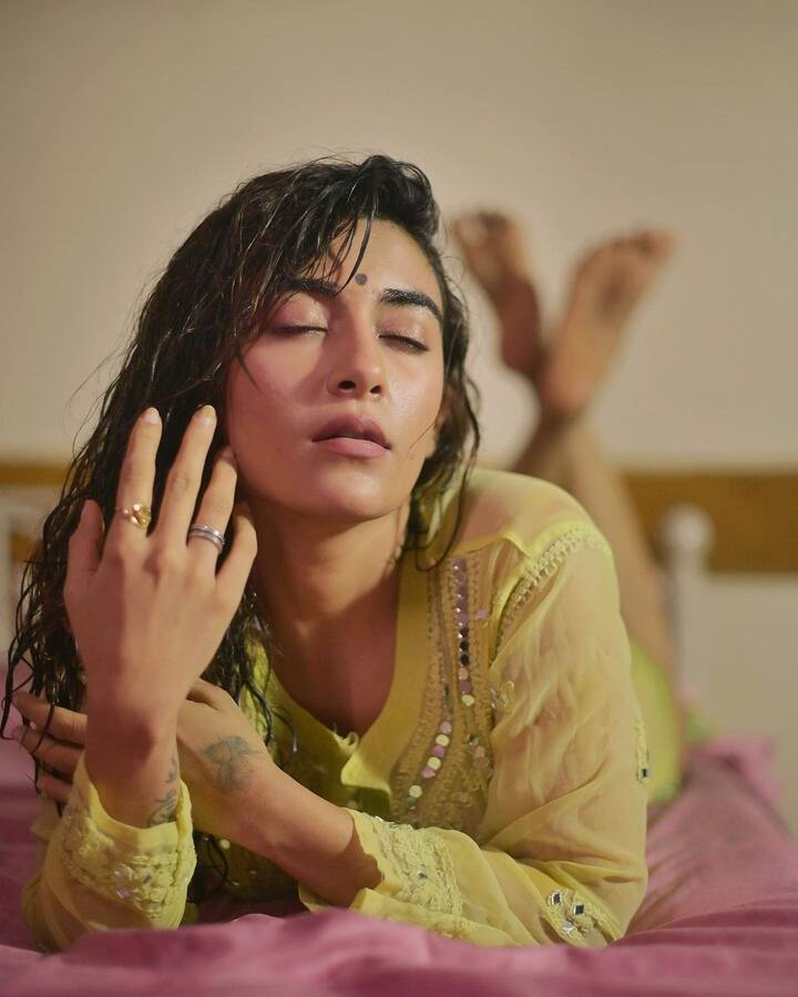 જીનલ જોશીએ  તાજેતરમાં જ  ઈન્સ્ટાગ્રામ એકાઉન્ટ પર કેટલીક તસવીરો શેર કરી છે. આ તસવીરોમાં તે ખૂબ જ હોટ લાગી રહી છે.