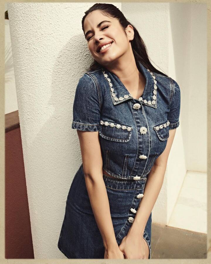 మొదటి సినిమాతోనే తన అందం అభినయంతో ఆడియన్స్ ని విపరీతంగా ఆకట్టుకుంది.