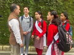 पैदल ही सचिवालय को निकले CM सुक्खू, रास्ते में स्कूल जाती बच्चियों से की बातचीत