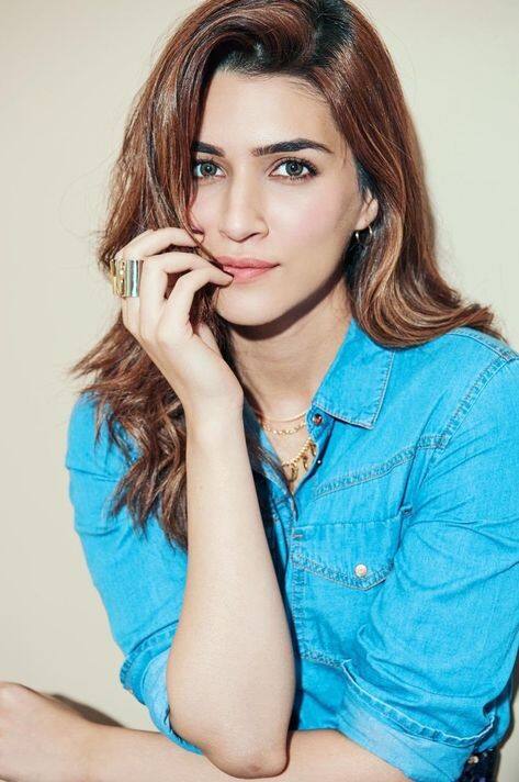 ਦੂਜੇ ਪਾਸੇ ਜੇਕਰ ਕ੍ਰਿਤੀ ਸੈਨਨ ਦੀ ਗੱਲ ਕਰੀਏ ਤਾਂ ਉਹ ਟਾਈਗਰ ਸ਼ਰਾਫ ਦੇ ਨਾਲ ਗਣਪਥ 'ਚ ਨਜ਼ਰ ਆਵੇਗੀ। ਇਸ ਤੋਂ ਇਲਾਵਾ ਉਹ ਕਰੀਨਾ ਕਪੂਰ, ਤੱਬੂ ਨਾਲ ਵੀ ਸਕ੍ਰੀਨ ਸ਼ੇਅਰ ਕਰਦੀ ਨਜ਼ਰ ਆਵੇਗੀ। ਉਹ ਫਿਲਮ 'ਦਿ ਕਰੂ' 'ਚ ਨਜ਼ਰ ਆਉਣ ਵਾਲੀ ਹੈ। ਉਸ ਨੇ ਕੁਝ ਸਮਾਂ ਪਹਿਲਾਂ ਹੀ ਆਪਣਾ ਪ੍ਰੋਡਕਸ਼ਨ ਹਾਊਸ ਸ਼ੁਰੂ ਕੀਤਾ ਹੈ। ਉਸ ਦਾ ਪਹਿਲਾ ਪ੍ਰੋਡਕਸ਼ਨ ਪ੍ਰੋਜੈਕਟ ਕਾਜੋਲ ਨਾਲ ਹੈ।