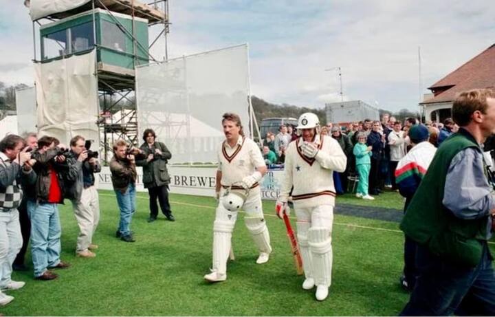 आज क्रिकेट को बड़े पेशेवर तरीके से खेला जाता है लेकिन एक वक़्त में इस खेल को इंग्लैंड में बच्चों का खेल माना जाता था. ‘दैनिक भास्कर’ की एक रिपोर्ट के मुताबिक, इंग्लिश डिक्शनरी में पहले इसे बच्चों खेल के रूप में बताया गया था. 1611 में दो पुरुषों ने चर्चा जानें की जगह क्रिकेट खेलने का फैसला किया, जिसके लिए उन्हें गिरफ्तार कर लिया.