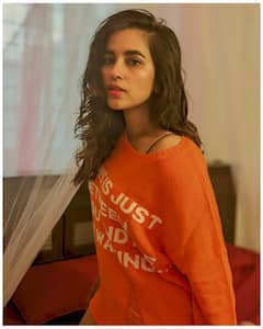 Komali Prasad: ఆరెంజ్ డ్రెస్ లో ‘హిట్2’ బ్యూటీ అందాల ఆరబోత