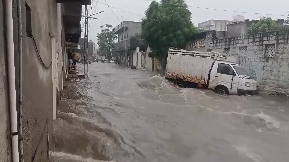 Gujarat Rain: રાજકોટના ધોરાજીમાં આભ ફાટ્યું, 9 ઈંચ વરસાદ ખાબકતા શહેર બેટમાં ફેરવાયું