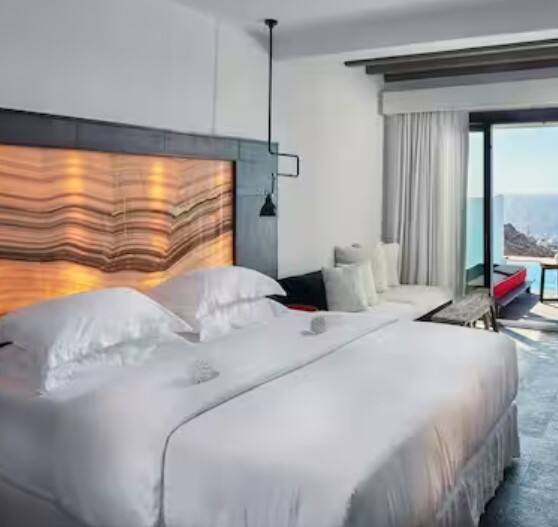 ਹੋਟਲਾਂ ਵਿੱਚ ਚਿੱਟੀ ਚਾਦਰ ਵਿਛਾਈ ਜਾਂਦੀ ਹੈ ਕਿਉਂਕਿ ਚਿੱਟਾ ਰੰਗ ਅਮਨ-ਸ਼ਾਂਤੀ ਦਾ ਪ੍ਰਤੀਕ ਹੁੰਦਾ ਹੈ। ਇੱਕ ਚਿੱਟੀ ਚਾਦਰ ਫੈਲਾਉਣ ਨਾਲ ਸ਼ਾਂਤੀ ਅਤੇ ਸਕਾਰਾਤਮਕ ਵਾਈਬਸ ਦੀ ਭਾਵਨਾ ਮਿਲਦੀ ਹੈ। ਇਸ ਨਾਲ ਮਨ ਨੂੰ ਆਰਾਮ ਅਤੇ ਖੁਸ਼ੀ ਮਿਲਦੀ ਹੈ।