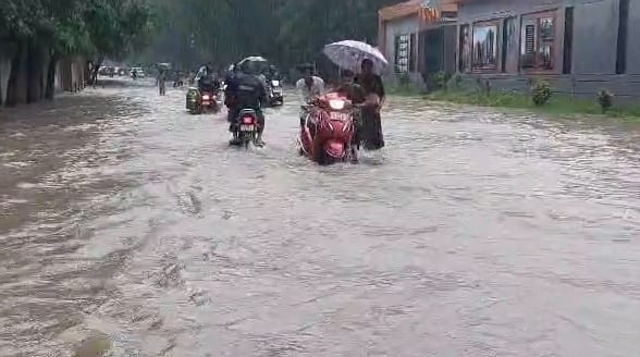 Osmanabad  Rain Update Red alert for rain in Osmanabad district Heavy rain alert Osmanabad Osmanabad Red Alert: उस्मानाबाद जिल्ह्याला आज, उद्या रेड अलर्ट; सतर्कता बाळगण्याचा इशारा