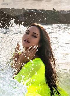 Sonakshi Sinha: ਸੋਨਾਕਸ਼ੀ ਸਿਨਹਾ ਨੇ ਬੀਚ 'ਤੇ ਸਿਜ਼ਲਿੰਗ ਪੋਜ਼ ਦਿੰਦੇ ਹੋਏ ਕਰਵਾਇਆ ਫੋਟੋਸ਼ੂਟ, ਹੌਟ ਲੁੱਕ ਨੂੰ ਦੇਖ ਉੱਡੇ ਫੈਨਜ਼ ਦੇ ਹੋਸ਼