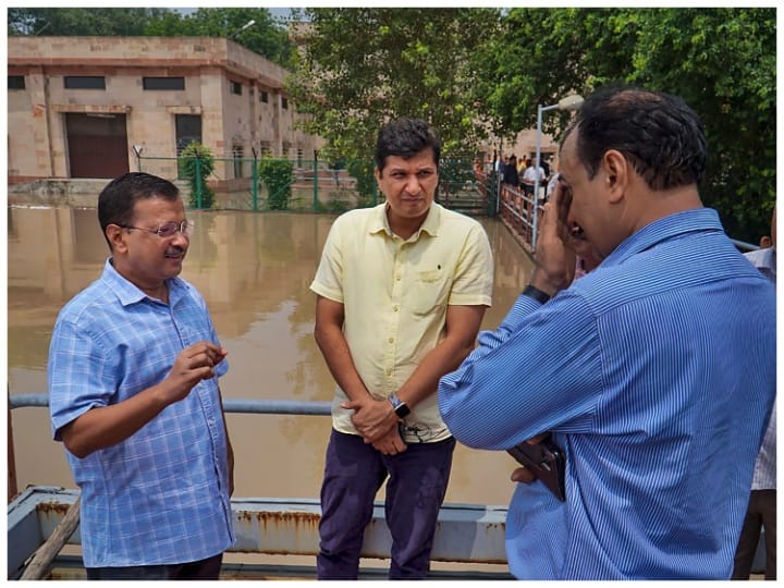 Wazirabad water treatment plant is now working at full capacity, cm arvind kejriwal gave this Information Delhi Floods News:  वजीराबाद वाटर ट्रीटमेंट प्लांट अब पूरी क्षमता से करने लगा काम, CM केजरीवाल ने ट्वीट कर दी ये जानकारी