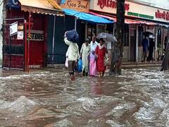 मुंबईसह ठाण्यात जोरदार पाऊस, मध्य रेल्वेची लोकल सेवा 10 ते 15 मिनिटे उशिराने 