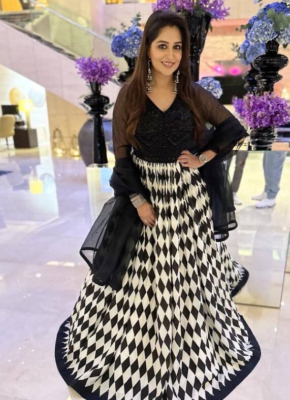 एक्ट्रेस दीपिका कक्कड़ की पहली शादी रौनक सैमसन से हुई थी. हालांकि, ये जोड़ी शादी के कुछ टाइम बाद ही तलाक लेकर अलग हो गई थी. बाद में दीपिका और उनके को-एक्टर शोएब इब्राहिम को ससुराल सिमर का के सेट पर प्यार हो गया और उन्होंने शादी कर ली. फिलहाल दीपिका शोएब के साथ हैप्पी मैरिड लाइफ जी रही हैं. कपल हाल ही में बेबी बॉय के पेरेंट्स बने हैं.